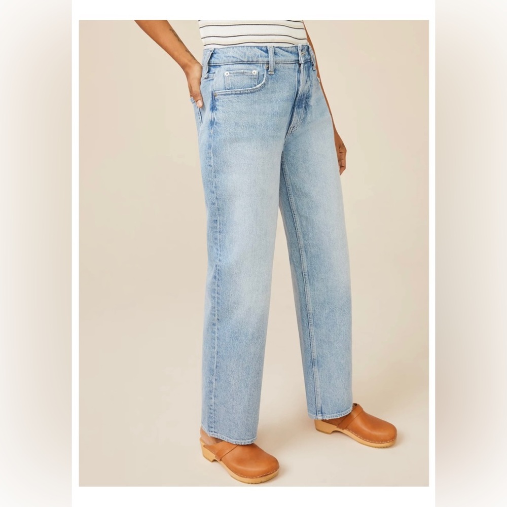 Free Assembly The 90’s Relaxed light wash jeans - Picture 4 of 9